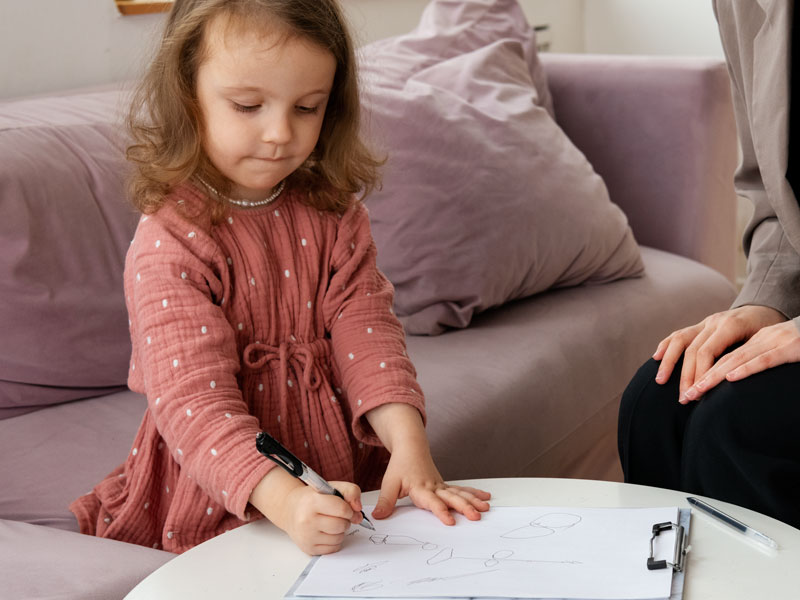 Psycholog vs psychiatra dziecięcy – czym się różnią i do kogo zgłosić się z dzieckiem?
